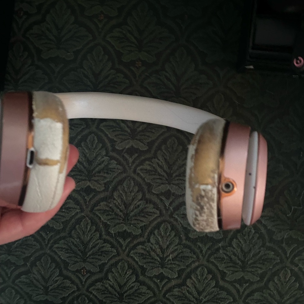 Beats Solo3 Wireless On-Ear Headphones - Rose Gold - Picture 9 of 10